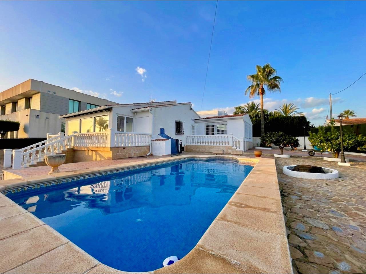 Vista exterior de Casa o xalet en venda en Benidorm amb Aire condicionat, Jardí privat i Terrassa