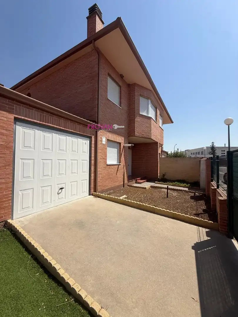 Vista exterior de Casa adosada en venta en Galápagos con Calefacción y Jardín privado