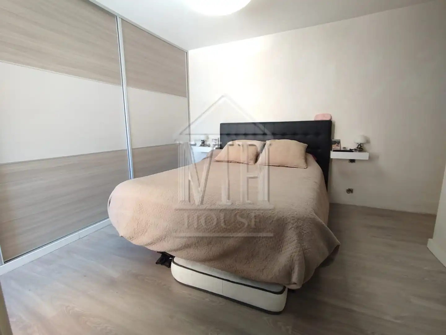 Schlafzimmer von Einfamilien-Reihenhaus zum Verkauf in Badalona mit Klimaanlage, Heizung und Parkett