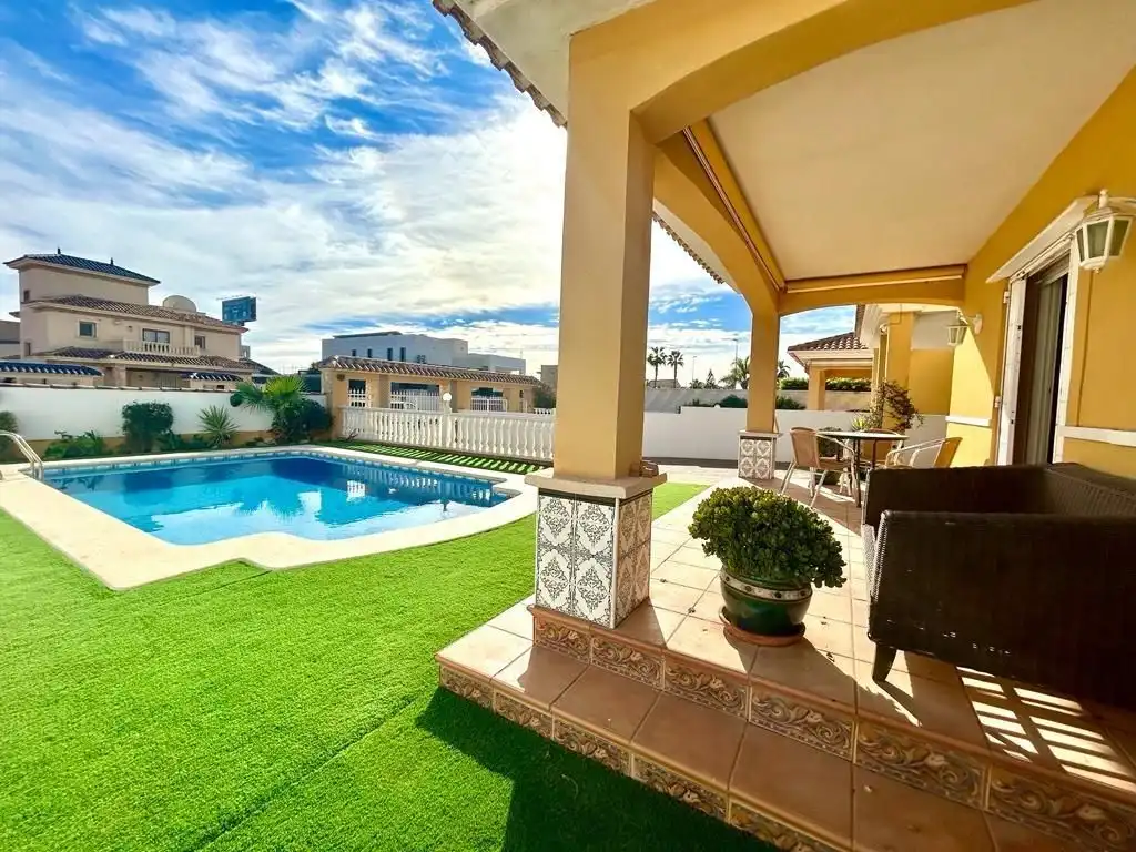Villa mit Terrasse zum Verkauf in Calle Caliza