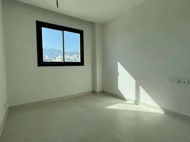 Dormitori de Apartament de lloguer en Fuengirola amb Aire condicionat, Terrassa i Piscina
