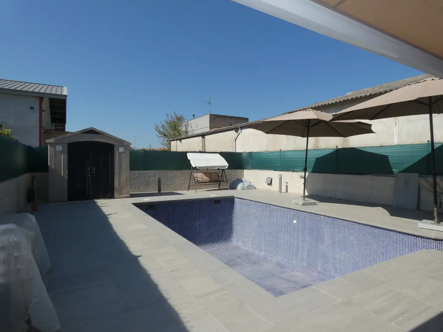 Piscina de Casa adosada en venda en Porqueres amb Aire condicionat, Calefacció i Jardí privat