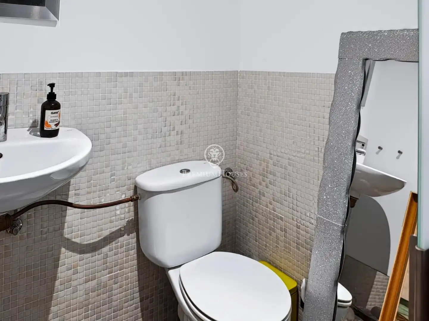 Badezimmer von Wohnung zum Verkauf in Barcelona mit Klimaanlage