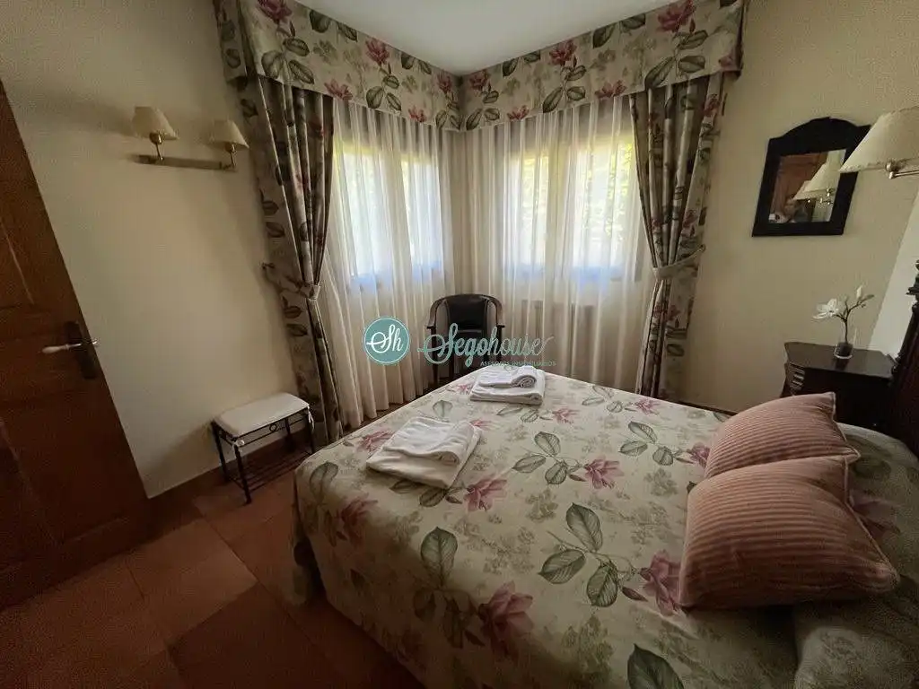 Dormitori de Casa o xalet de lloguer en Palazuelos de Eresma amb Calefacció, Terrassa i Moblat