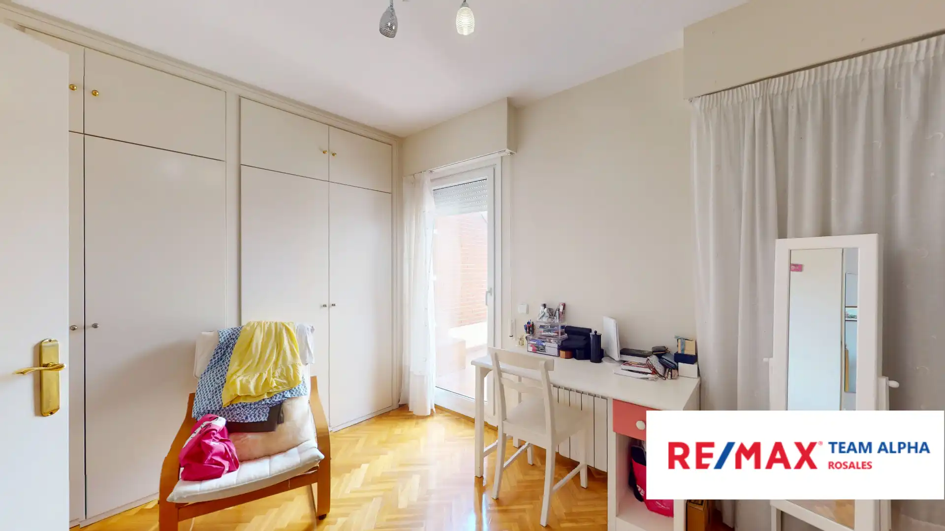 Habitación de Casa adosada en venta en Madrid con Aire acondicionado, Calefacción y Jardín privado