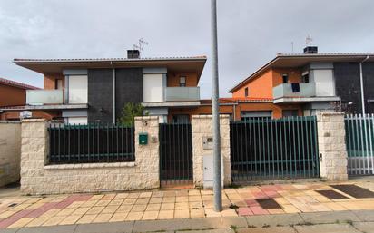 Vista exterior de Casa o xalet en venda en Doñinos de Salamanca amb Calefacció, Jardí privat i Terrassa