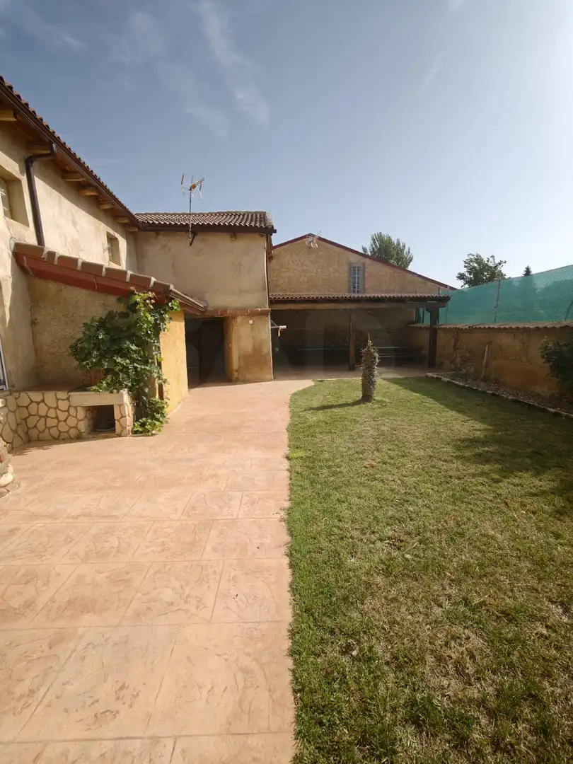 Vista exterior de Finca rústica en venda en Matadeón de los Oteros amb Calefacció
