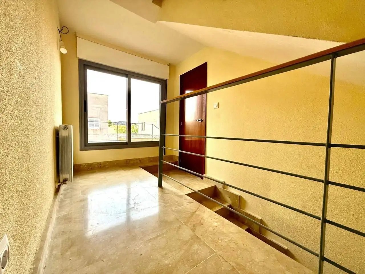 Vista exterior de Casa adosada en venta en Bargas con Calefacción, Jardín privado y Alarma