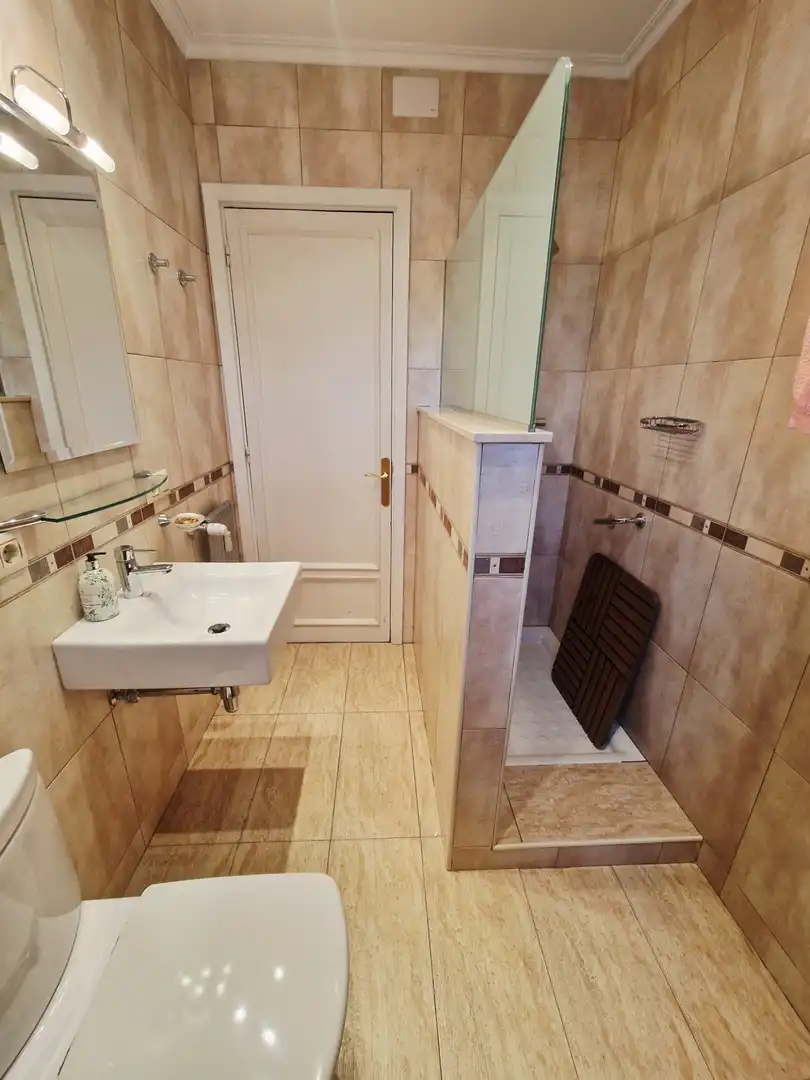 Baño de Piso en venta en Avilés con Calefacción, Parquet y Trastero
