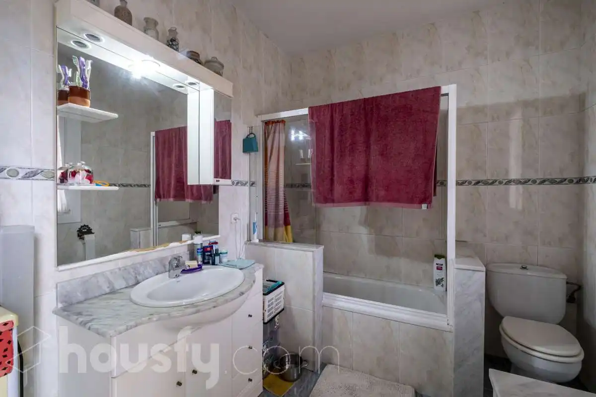 Badezimmer von Haus oder Chalet zum Verkauf in Barcelona mit Klimaanlage, Privatgarten und Terrasse