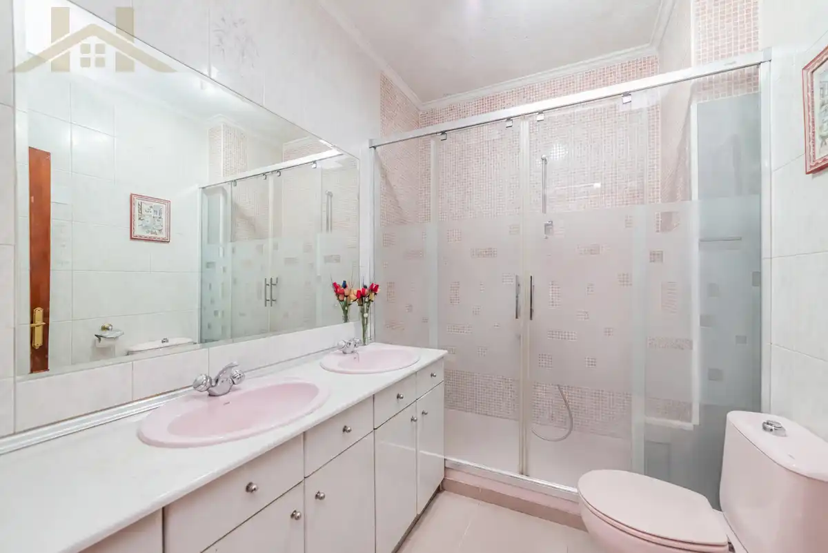 Bathroom of Flat for sale in Madrid  with Air Conditioner, Heating and Terrace