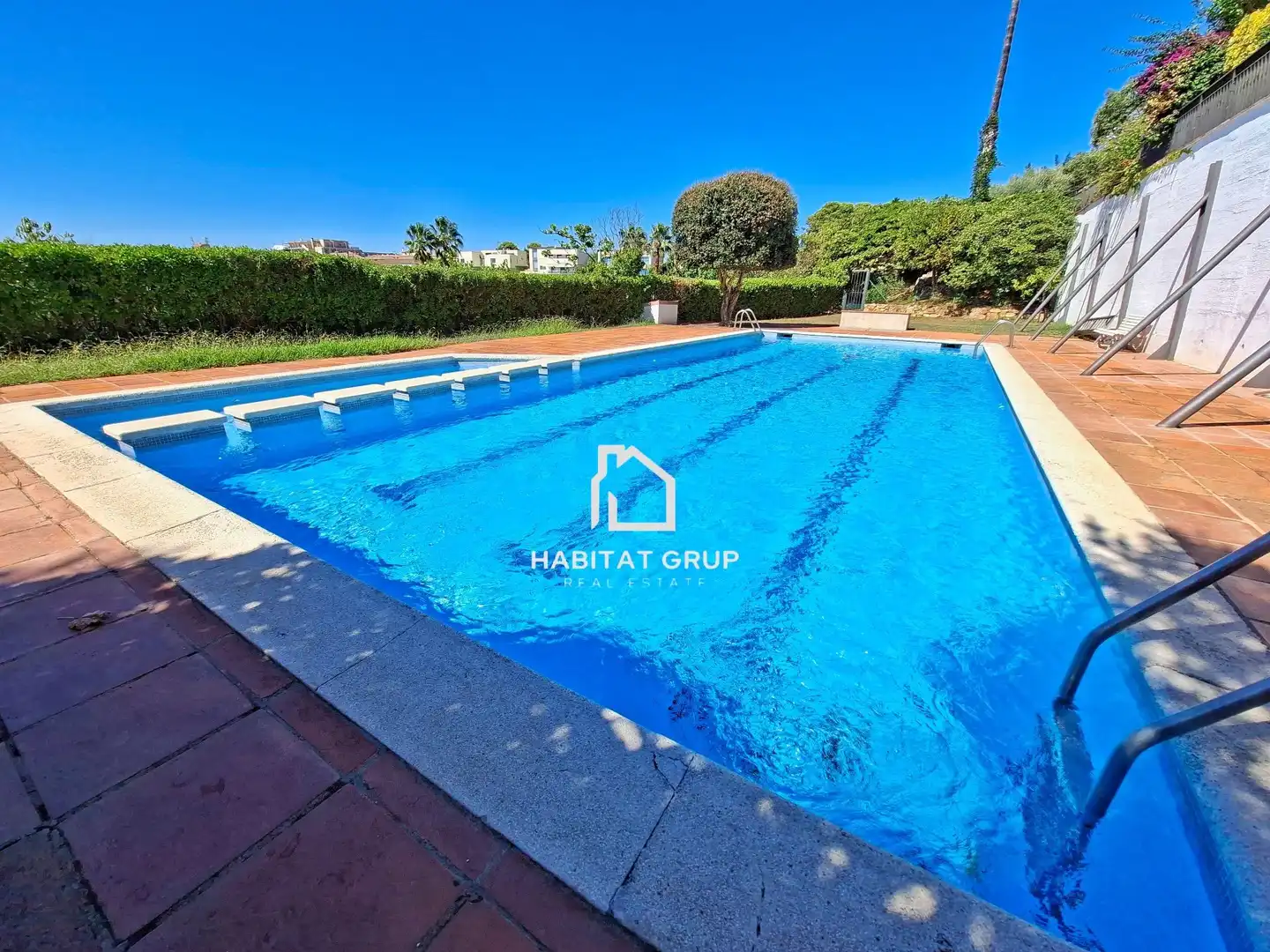 Casa con piscina en venta en Fenals, imagen 2