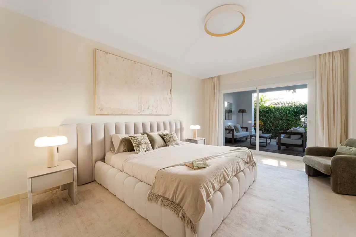 Schlafzimmer von Erdgeschoss zum Verkauf in Marbella mit Klimaanlage, Privatgarten und Terrasse