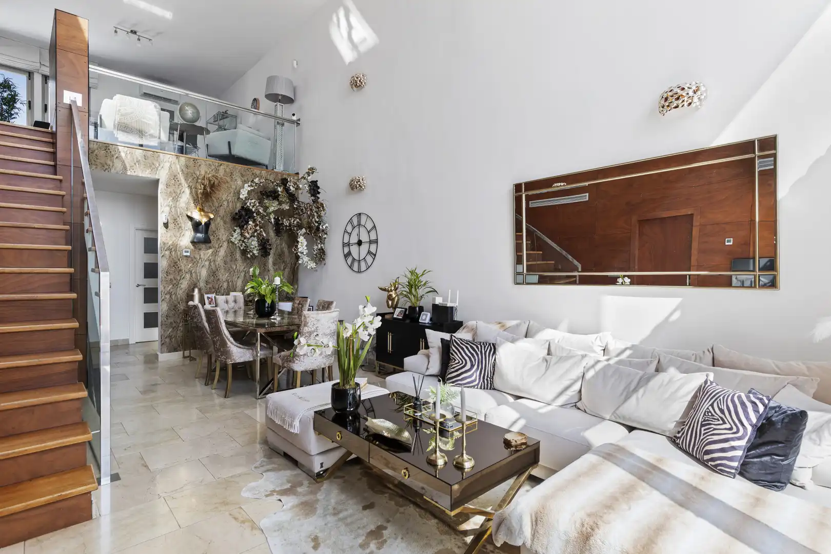 Sala de estar de Casa adosada de alquiler en Benahavís con Aire acondicionado, Jardín privado y Terraza