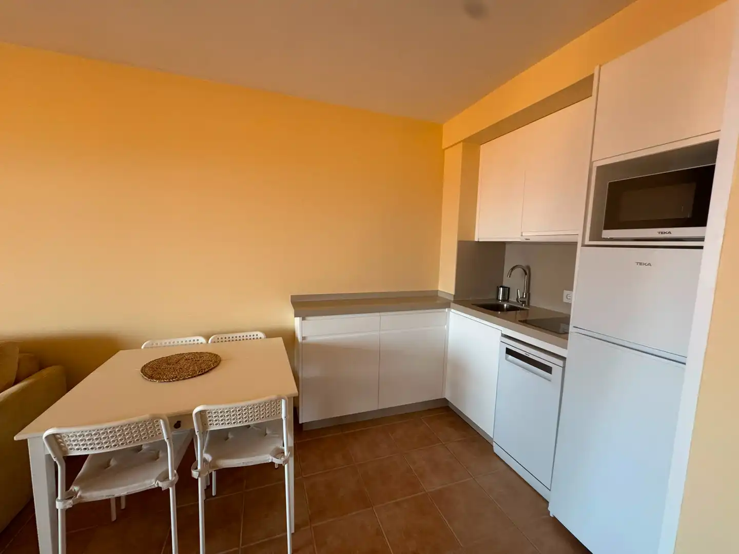 Cuina de Apartament de lloguer en Porto do Son amb Calefacció, Terrassa i Moblat