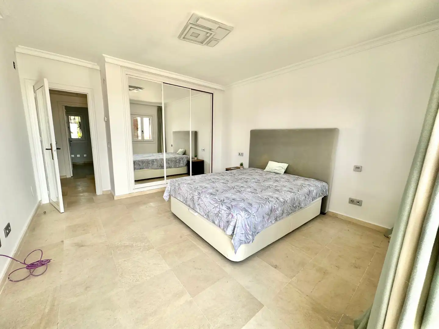 Schlafzimmer von Einfamilien-Reihenhaus zum Verkauf in Marbella mit Klimaanlage, Privatgarten und Terrasse