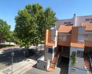 Vista exterior de Casa adosada en venda en Guadalajara Capital amb Terrassa