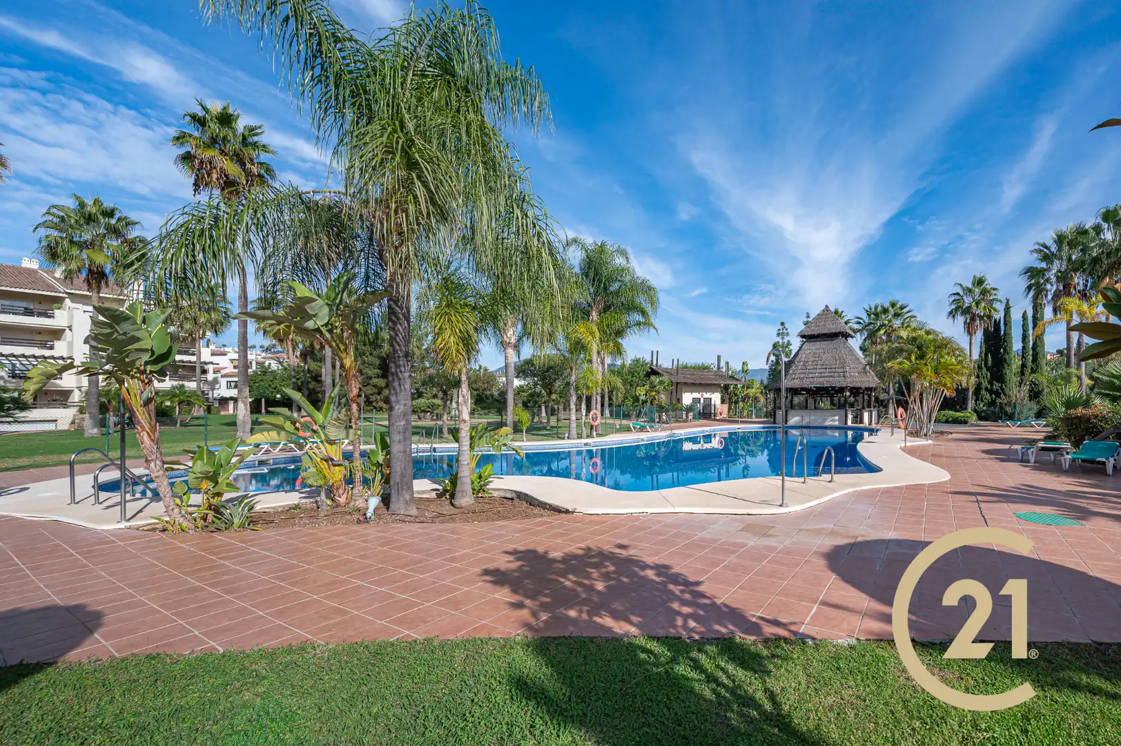 Piscina de Dúplex en venda en Estepona amb Aire condicionat, Terrassa i Moblat