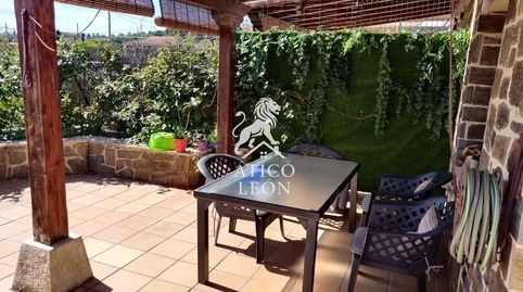 Foto 5 de Casa adosada en venta en Barrio, Sariegos, León