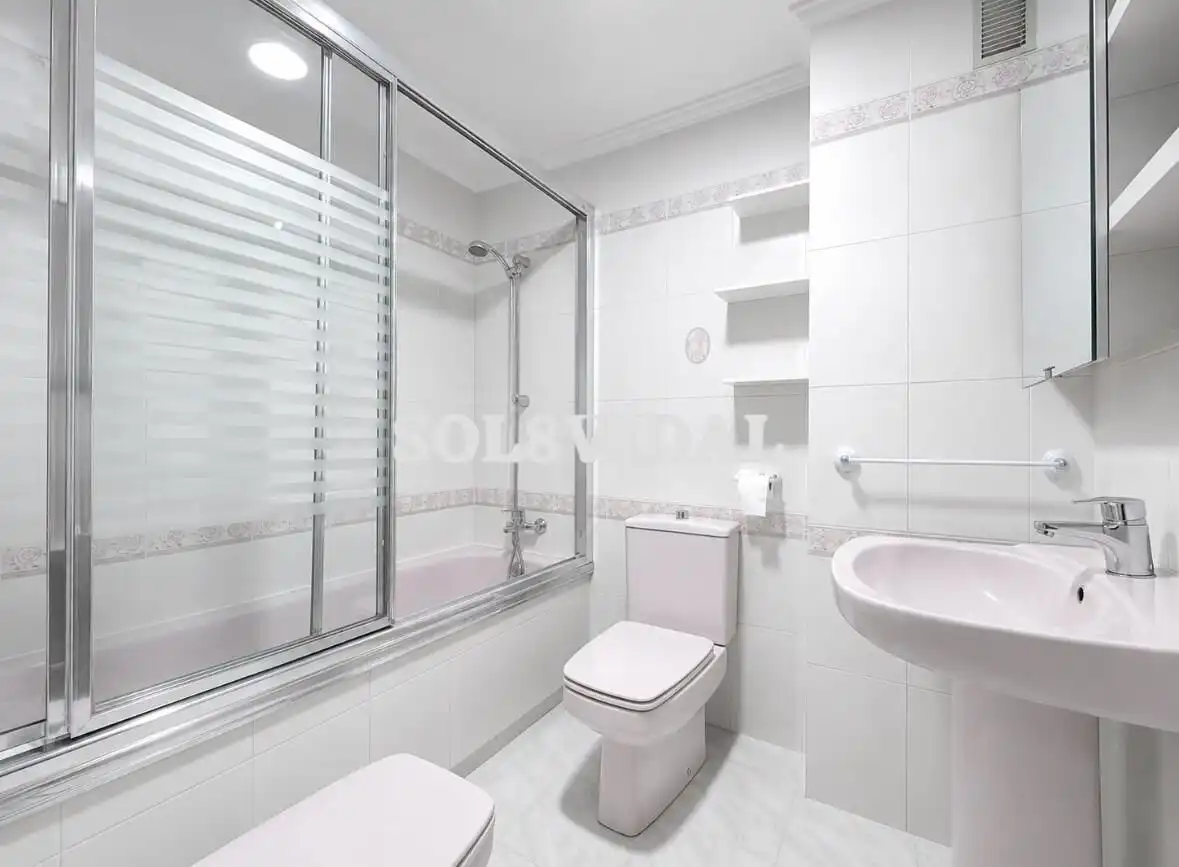 Baño de Piso de alquiler en Orihuela con Calefacción, Amueblado y Balcón