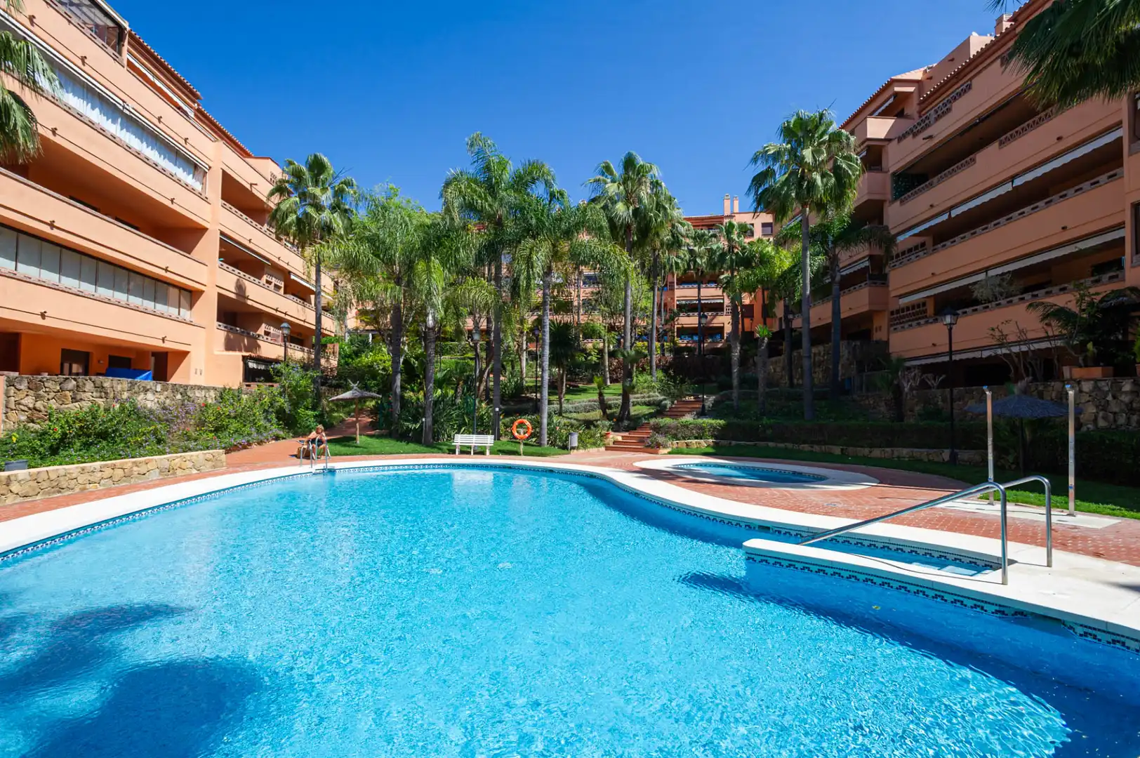 Piscina de Apartamento en venta en Marbella con Aire acondicionado, Terraza y Horno