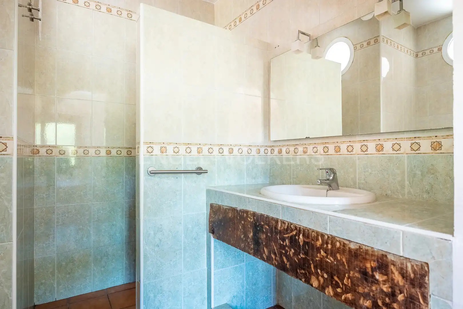 Baño de Finca rústica en venta en El Castillo de las Guardas con Calefacción, Jardín privado y Terraza