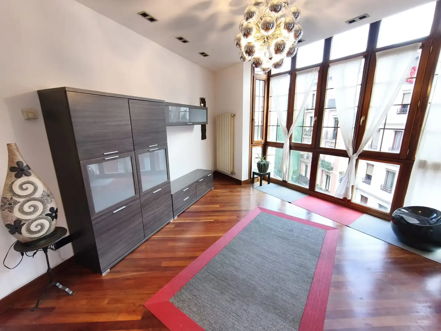 Sala d'estar de Pis en venda en Bilbao  amb Calefacció, Parquet i Traster