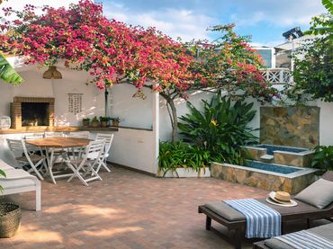 Casa aparellada amb balcó en venda a Estepona Pueblo