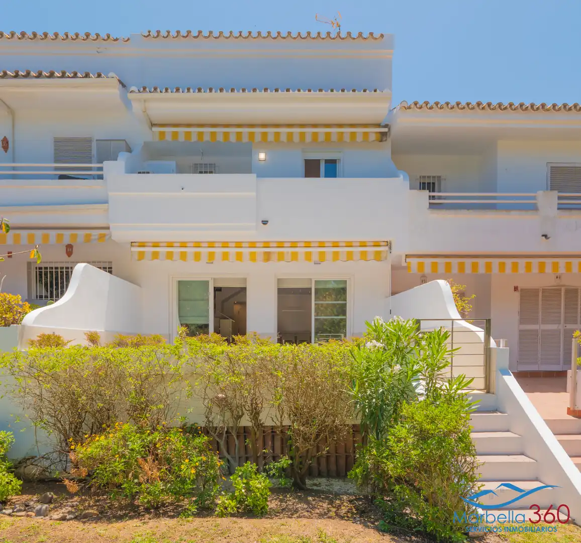 Vista exterior de Casa adosada en venda en Marbella amb Aire condicionat, Calefacció i Terrassa