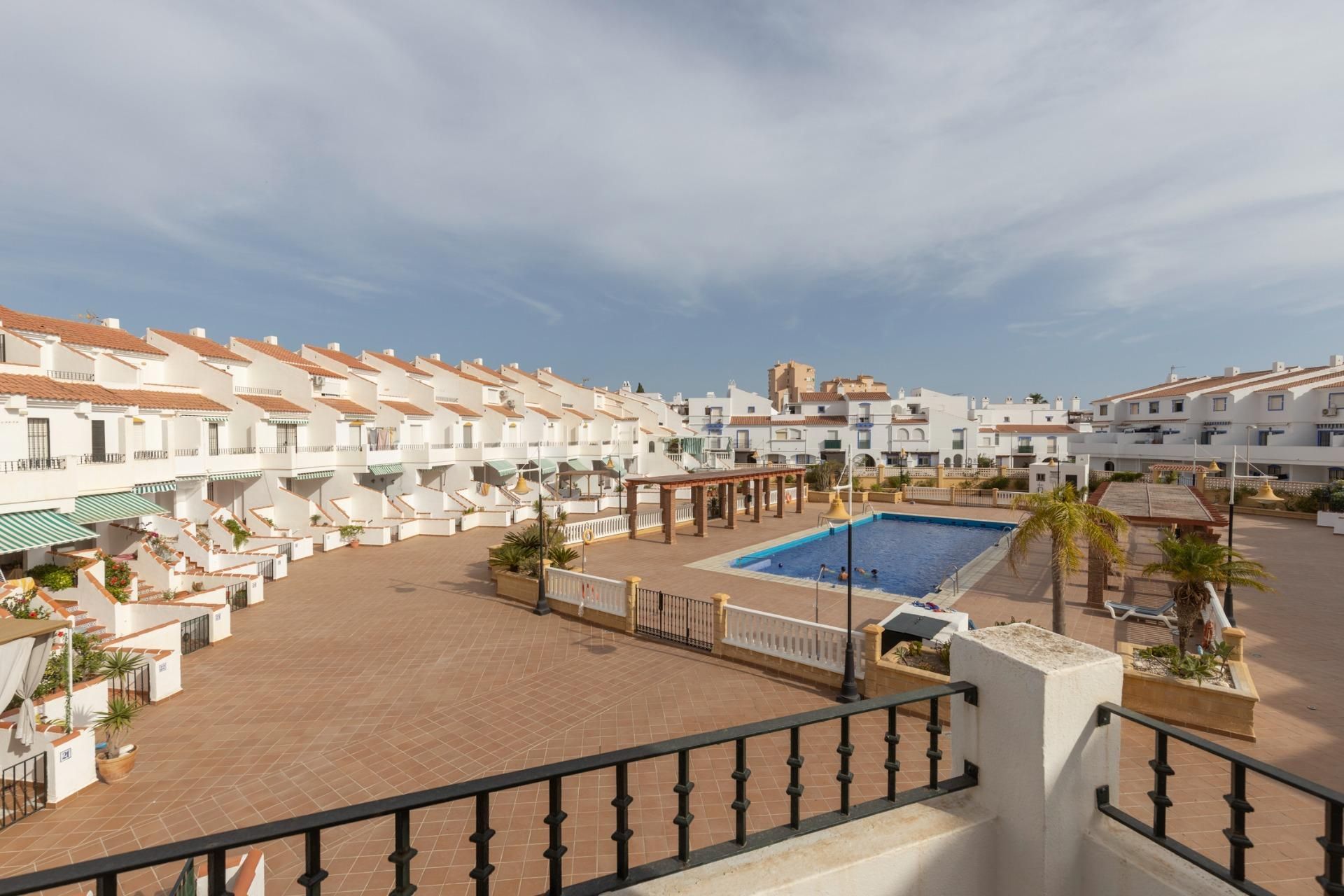 Vista exterior de Casa adosada en venta en Motril con Piscina comunitaria