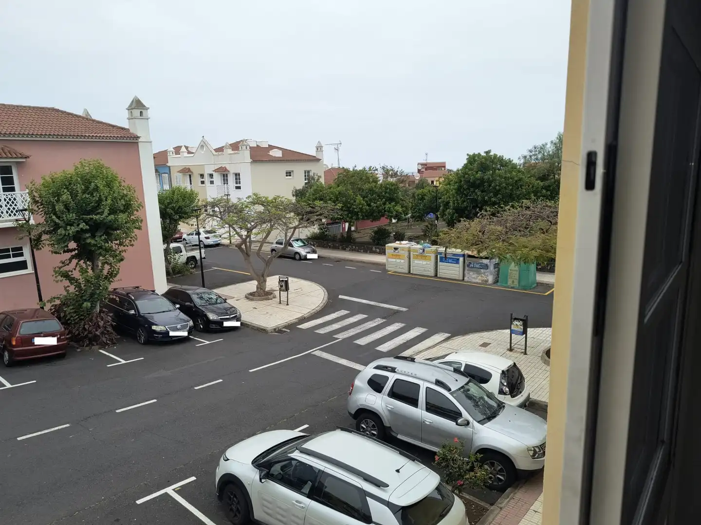 Außenansicht von Einfamilien-Reihenhaus zum Verkauf in Puerto de la Cruz mit Abstellraum, Ofen und Balkon
