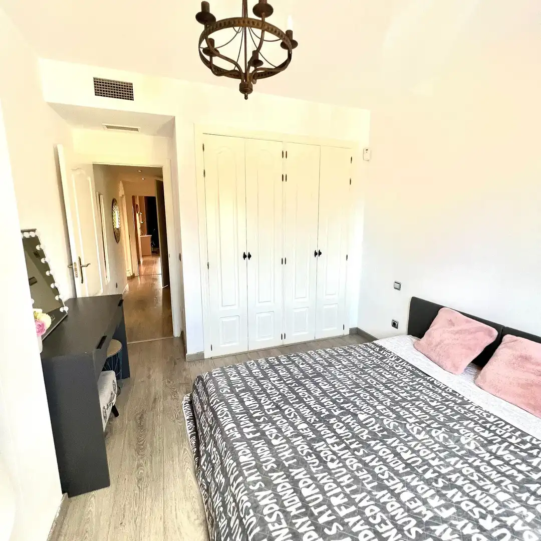 Schlafzimmer von Dachboden zur Miete in Estepona mit Klimaanlage, Terrasse und Schwimmbad