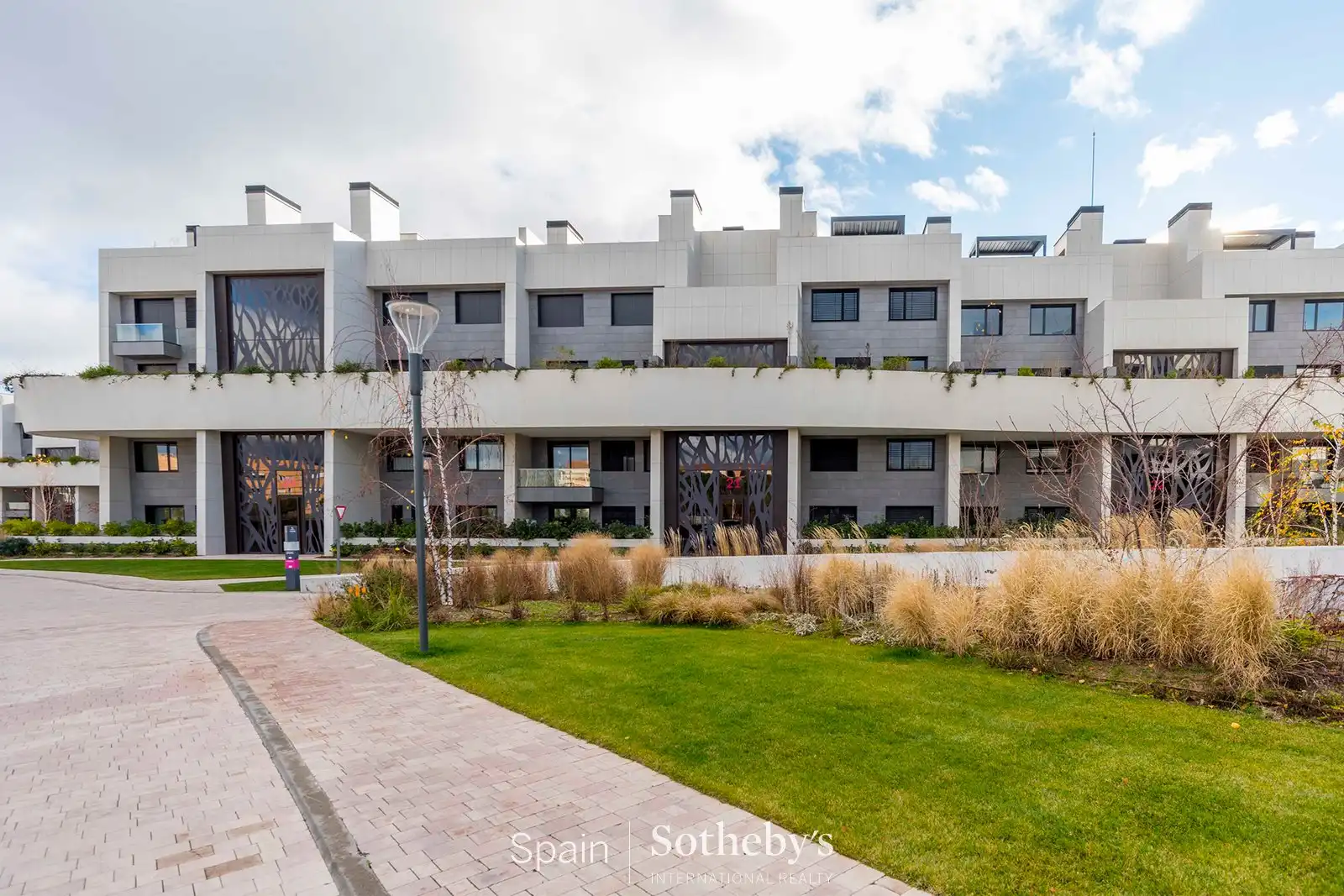Vista exterior de Apartament de lloguer en Pozuelo de Alarcón amb Aire condicionat, Calefacció i Jardí privat