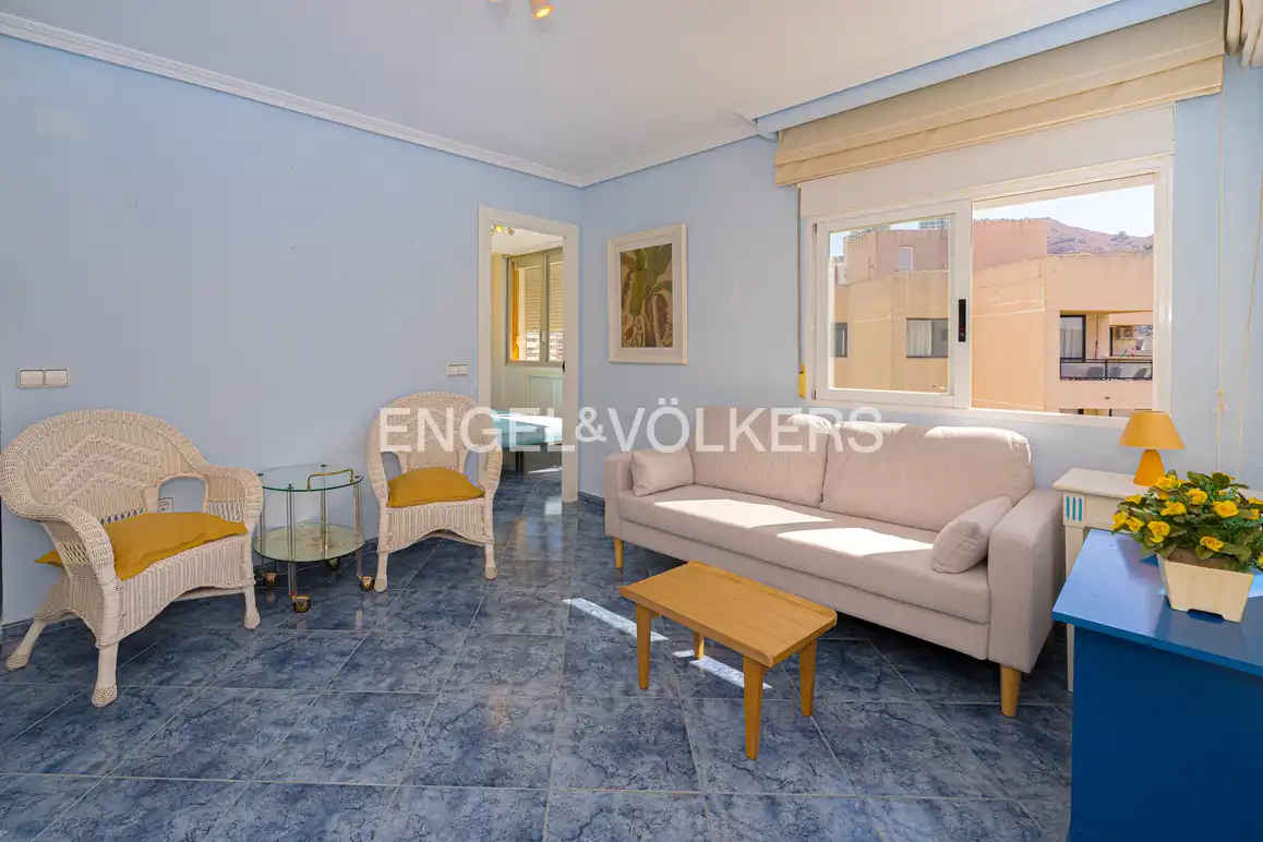 Sala de estar de Apartamento de alquiler en Benidorm con Terraza, Amueblado y Piscina comunitaria