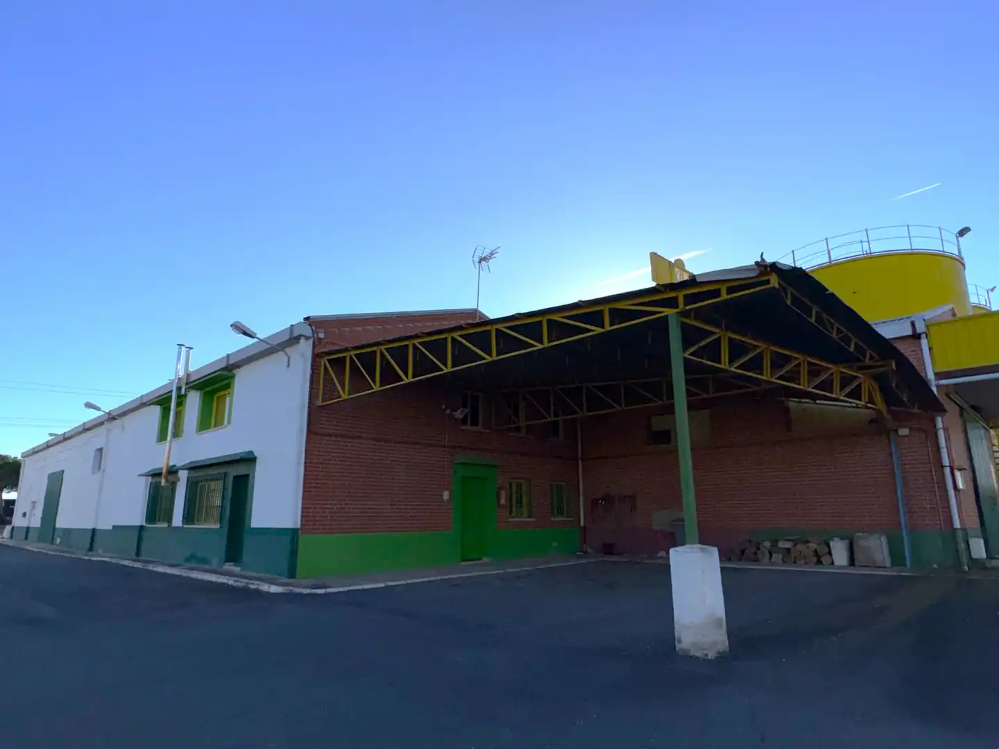 Vista exterior de Nave industrial en venta en Cedillo del Condado con Alarma