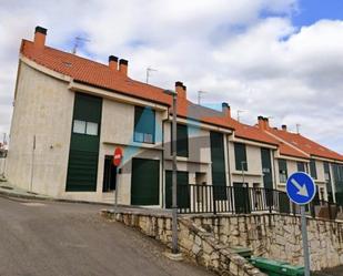 Vista exterior de Casa adosada en venda en San Cibrao das Viñas amb Calefacció, Terrassa i Moblat