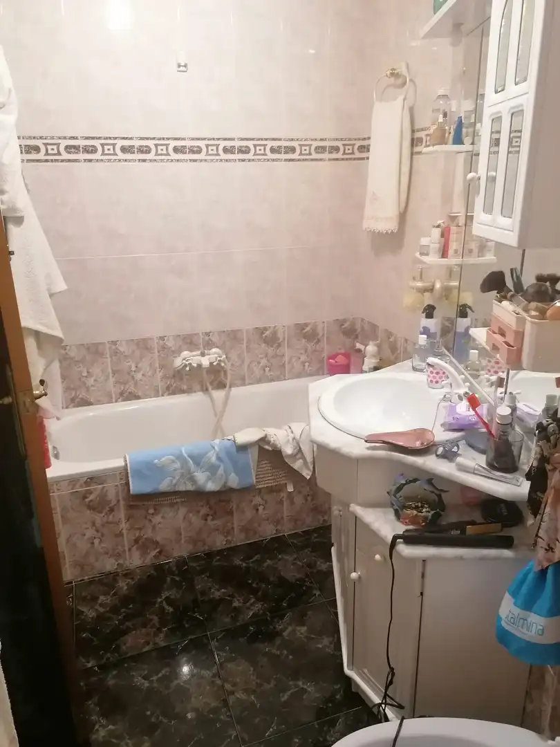 Badezimmer von Einfamilien-Reihenhaus zum Verkauf in Martos mit Klimaanlage, Heizung und Terrasse