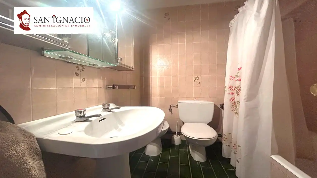 Bathroom of Flat for sale in Villarcayo de Merindad de Castilla la Vieja  with Heating, Furnished and Balcony