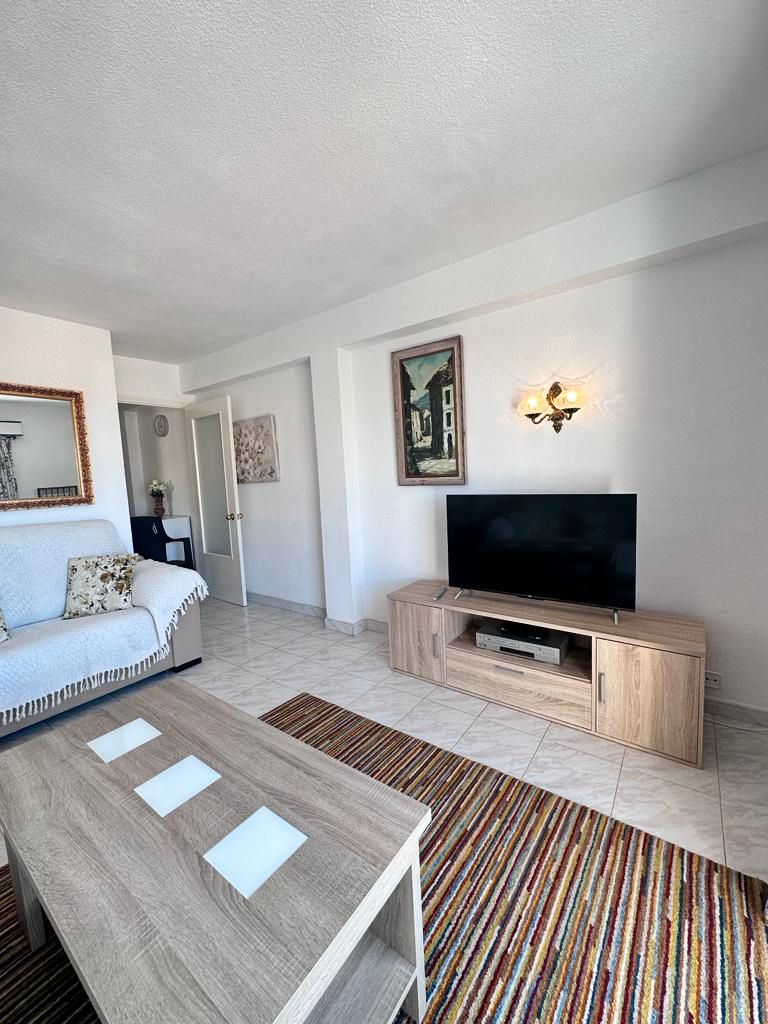 Dormitori de Apartament de lloguer en Benalmádena amb Terrassa, Moblat i Piscina comunitària