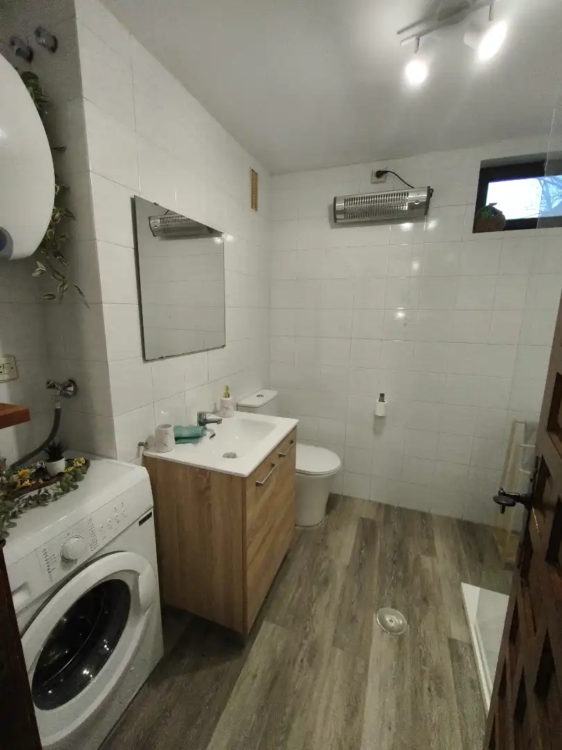 Baño de Piso de alquiler en Puebla de Lillo con Calefacción, Amueblado y Lavadora