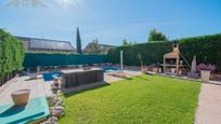 Jardí de Casa adosada en venda en Villanueva de la Cañada amb Aire condicionat, Terrassa i Piscina