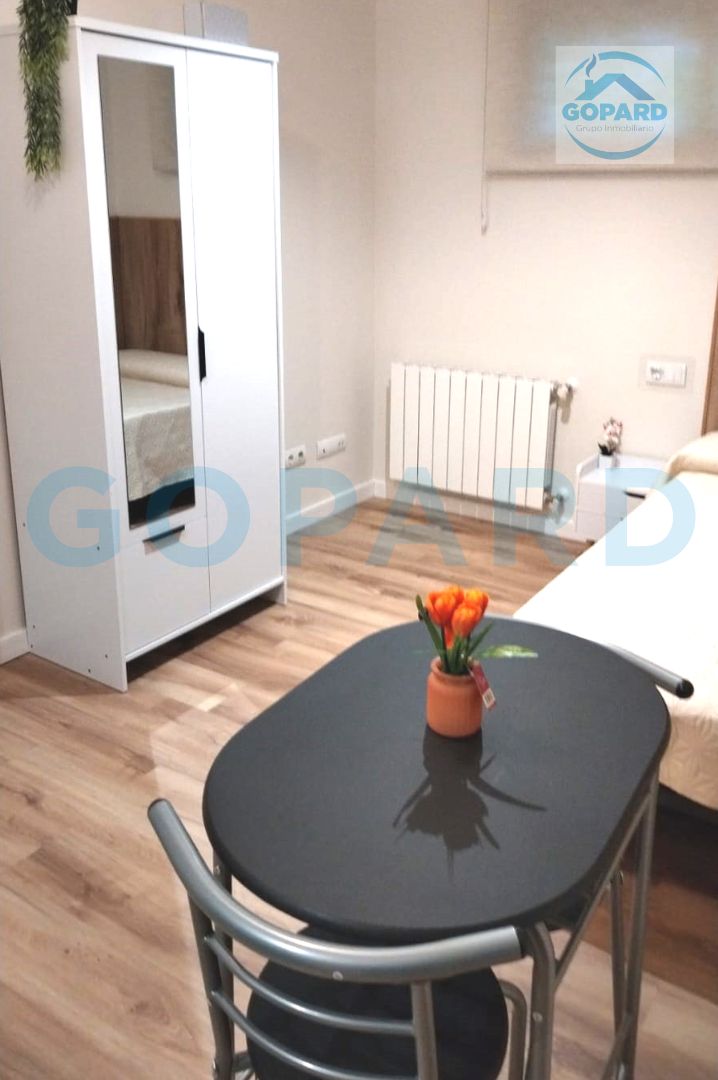 Dormitori de Apartament de lloguer en Villanueva de la Cañada amb Calefacció, Moblat i Forn