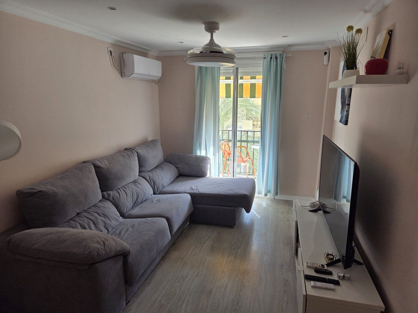 Living room of Flat for sale in San Juan de Aznalfarache  with Air Conditioner, Heating and Terrace