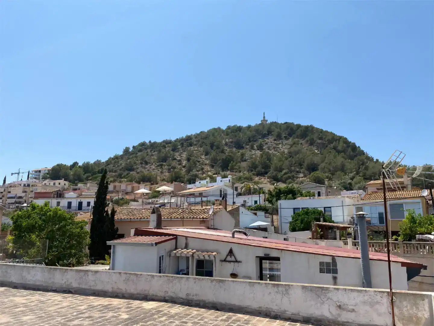 Außenansicht von Wohnung zum Verkauf in  Palma de Mallorca mit Klimaanlage, Privatgarten und Abstellraum