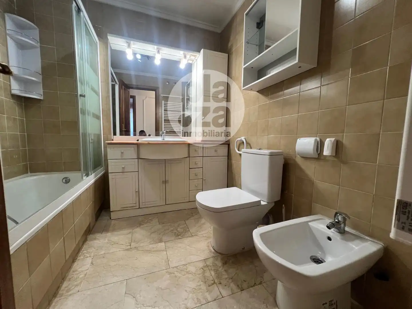 Baño de Piso de alquiler en Burgos con Calefacción, Terraza y Trastero