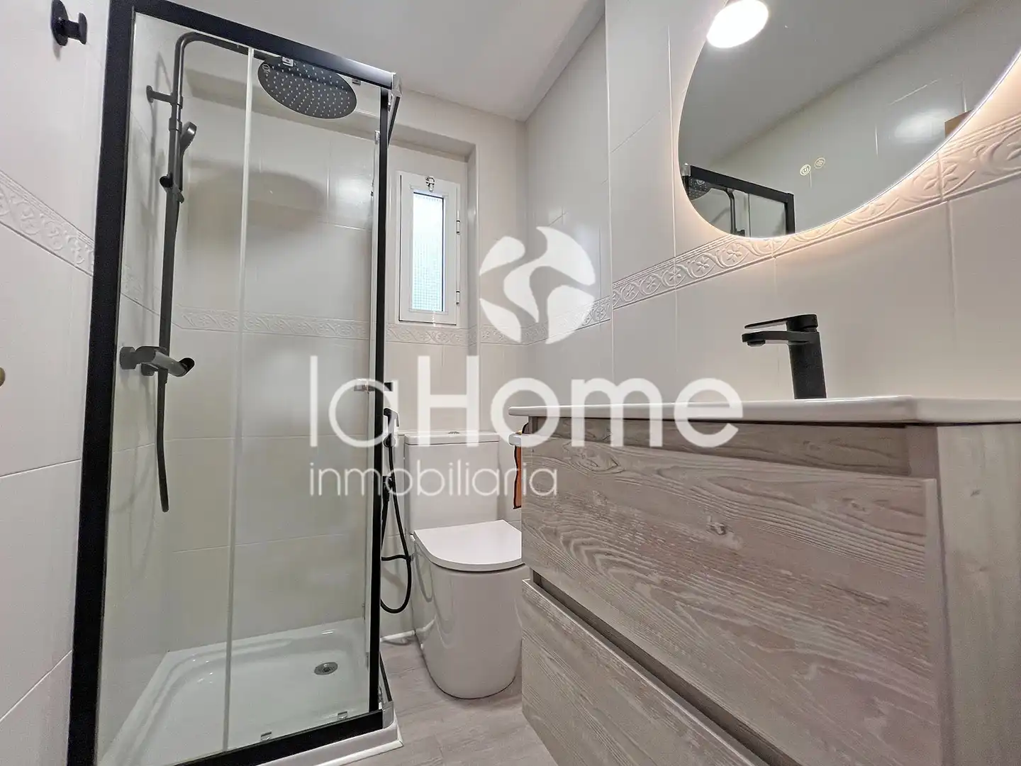 Bathroom of Flat for sale in Paterna  with Air Conditioner, Parquet flooring and Terrace