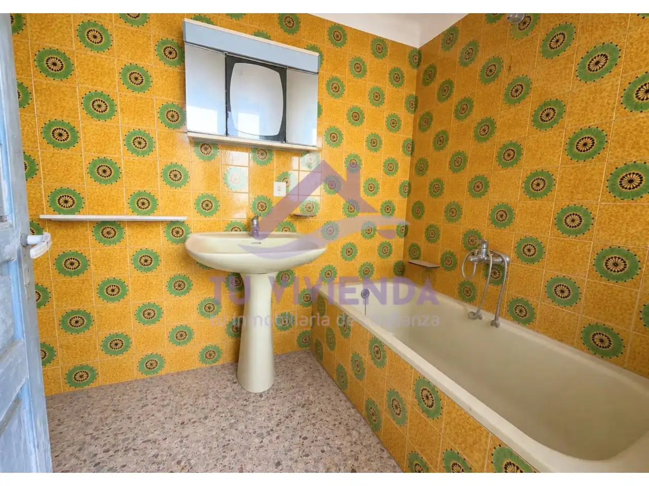 Bathroom of Houses for sale in Poza de la Vega