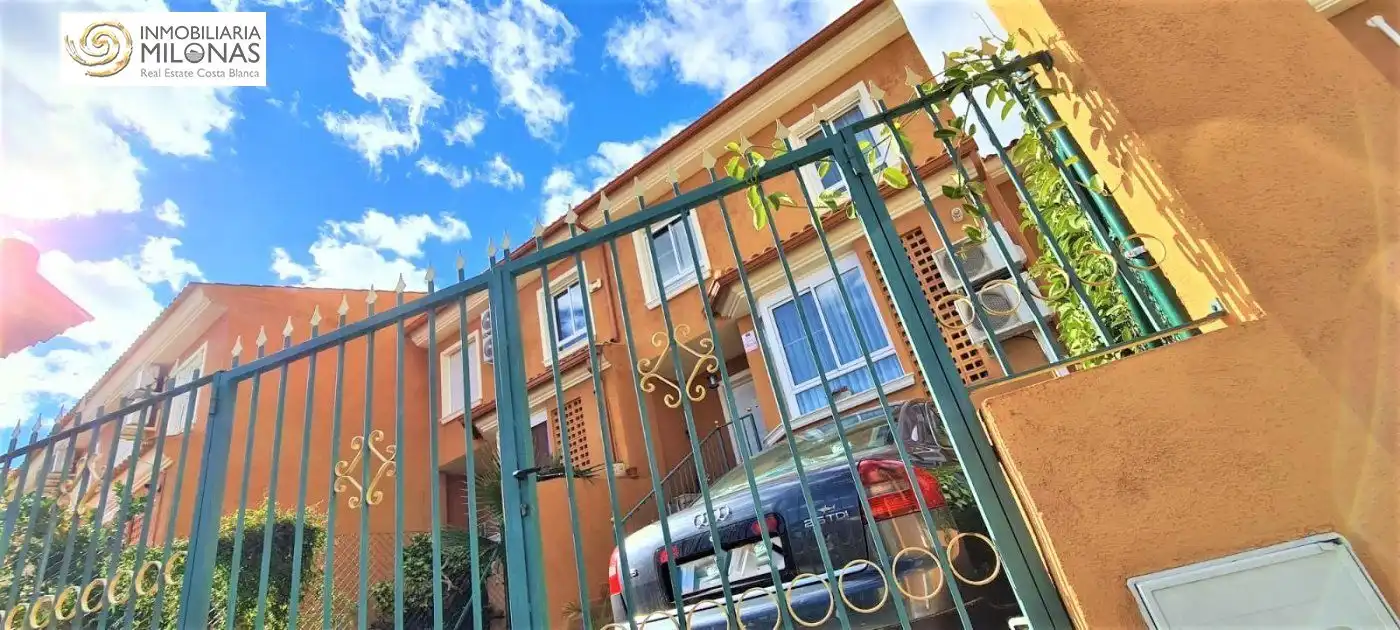 Vista exterior de Casa o xalet en venda en L'Alfàs del Pi amb Aire condicionat, Calefacció i Jardí privat