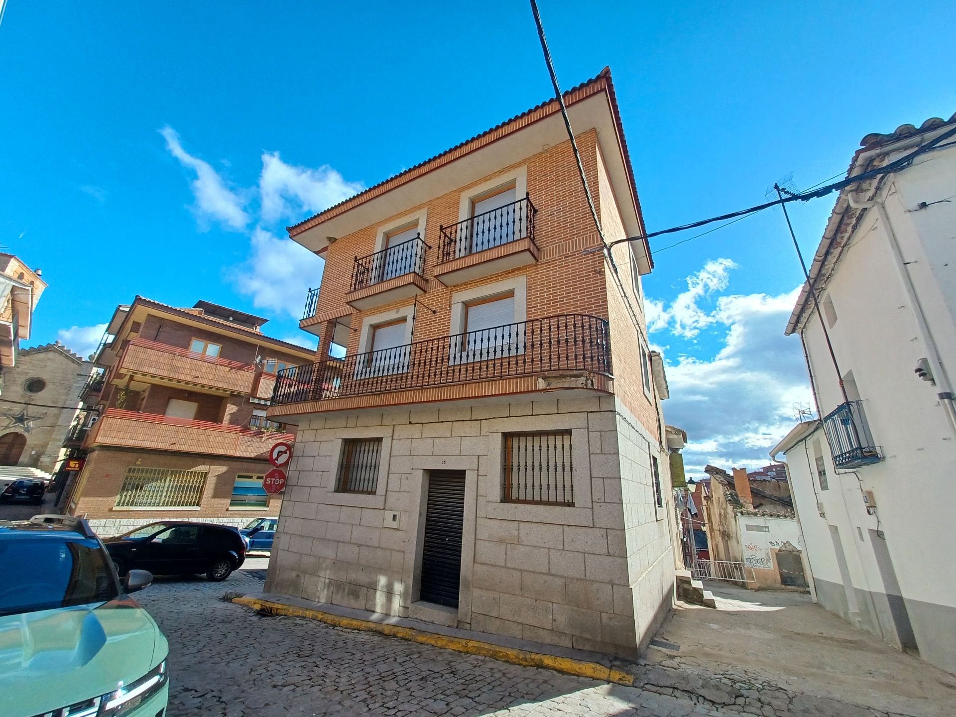 Vista exterior de Casa o xalet en venda en El Hoyo de Pinares  amb Calefacció, Terrassa i Balcó