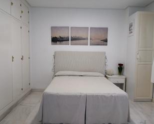 Dormitori de Apartament de lloguer en  Sevilla Capital amb Aire condicionat, Moblat i Rentadora